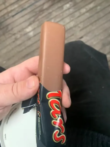 INSOLITE : Il achète une barre chocolatée Mars lisse et reçoit un compensation de la part de l’entreprise