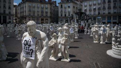Voyage à Nantes : les statues blanches quittent la Place Royale et sont à vendre