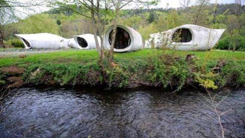 Les maisons-bulles de l'architecte Haüsermann adjugées 360 000 euros