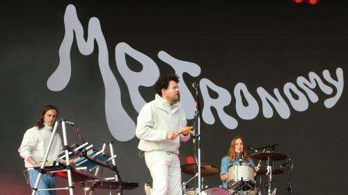 Metronomy marie guitares et machines sur le dance-floor pour son nouvel album 