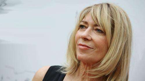 Kim Gordon de Sonic Youth fait un gâteau en faveur du démocrate Bernie Sanders à l'occasion du Super Tuesday