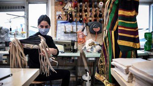 Les artisans couturiers des opéras, confinés, fabriquent des masques