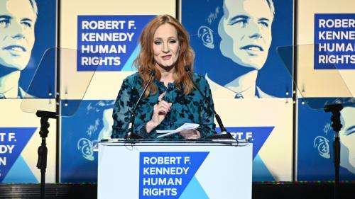 L'écrivaine JK Rowling rend un prix après avoir été critiquée pour ses positions sur les personnes transgenres