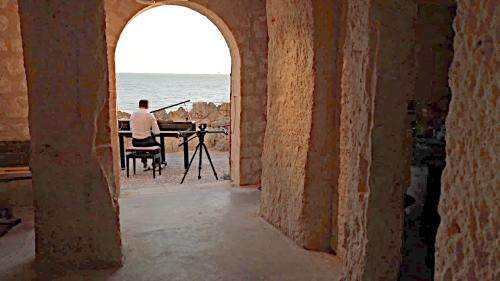 Évasion Musicale aux Grottes de Meschers, le pianiste Vivian Roost donne un concert face à l'océan