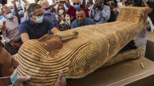 Egypte : la découverte d'une soixantaine de sarcophages parfaitement conservés tombe à pic pour le futur musée égyptien