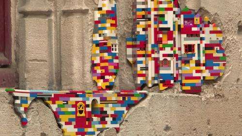 Le street artiste Jan Vormann répare la façade du palais de justice de Rouen avec des Lego