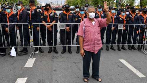 Le salut à trois doigts d'Hunger Games : un geste de défi inédit contre la monarchie en Thaïlande