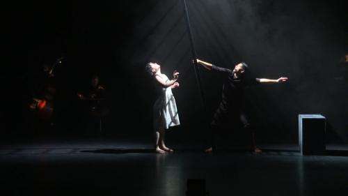 À Bordeaux, la chorégraphe Raphaëlle Boitel et ses danseurs se retrouvent sur scène