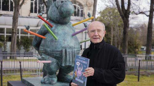 Une Envie De Chaque Instant De Faire Rire Les Autres Les Chats De Philippe Geluck Paradent Sur Les Champs Elysees Sur Buzz Insolite Et Culture