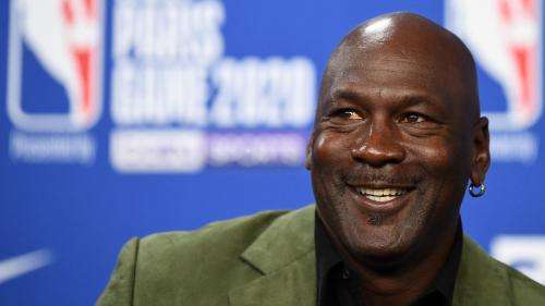 Des baskets portées par Michael Jordan avec les Chicago Bulls atteignent près de 1,5 million de dollars aux enchères