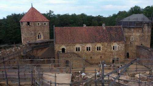 Guédelon : l'incroyable chantier de construction du château médiéval se poursuit sous les yeux ébahis des visiteurs