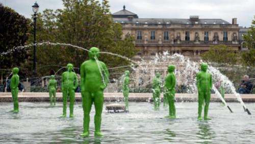 A Paris, les petits hommes verts de Fabrice Hyber égayent la fontaine du Palais Royal jusque fin mai