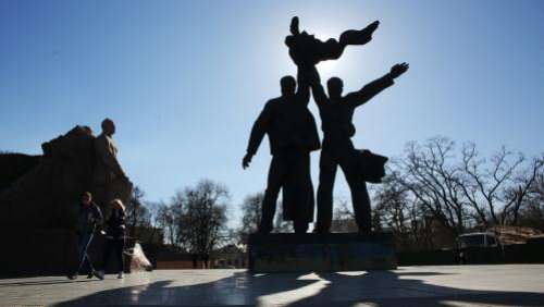 La mairie de Kiev démolit un monument historique dédié à l'amitié ukraino-russe