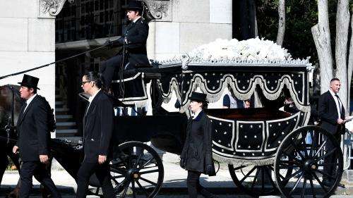 Aux obsèques de Régine, personnalités et anonymes disent adieu à la 