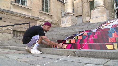 Le plasticien Piko Paseos célèbre Aliénor d’Aquitaine avec un collage sur les marches du Palais des Ducs à Poitiers