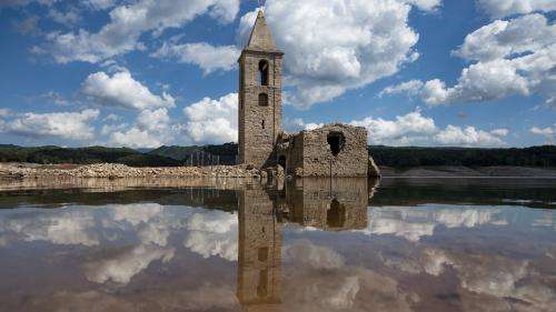 Sécheresse : en Espagne, des monuments engloutis réapparaissent, pour le bonheur des visiteurs