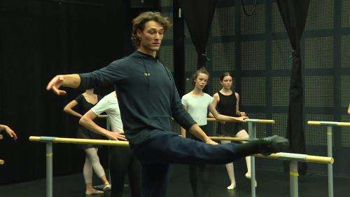 L'étoile de l’Opéra de Paris Hugo Marchand, en master class chez lui près de Nantes, pour transmettre sa passion