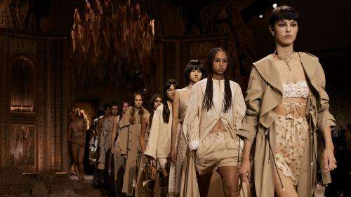 Paris Fashion Week : Dior donne du pouvoir aux femmes en détournant talons et corsets