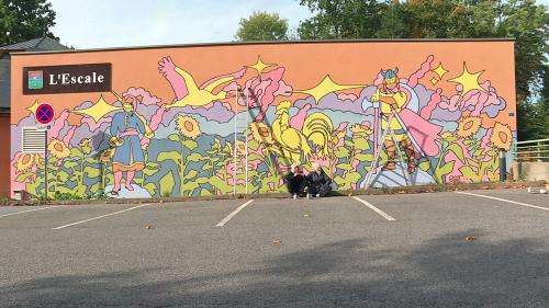 En Seine-Maritime, deux sœurs ukrainiennes réalisent une immense fresque de street art célébrant la fraternité