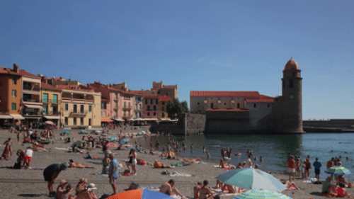 Tourisme : à la découverte de la plage de Collioure et de son église les pieds dans l'eau