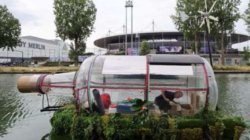 JO de Paris 2024 : pendant les Jeux, l'artiste et performeur Abraham Poincheval va vivre pendant dix jours dans une bouteille devant le Stade de France