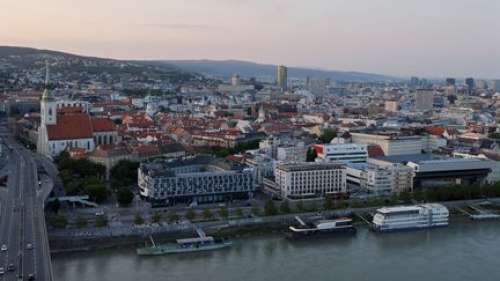 Des Slovaques manifestent à Bratislava contre des 