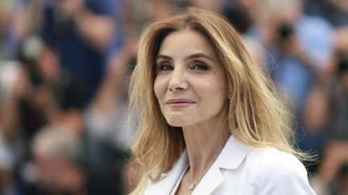  «Clotilde Courau Incapable de Résister aux Planches : Retour dans «Une Situation Délicate»»