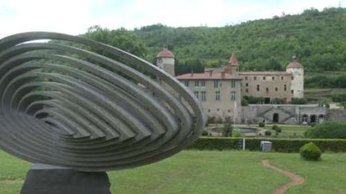 Dans le Puy-de-Dôme, le château de la Batisse est le nouvel écrin des sculptures en pierre de lave de Thierry Courtadon