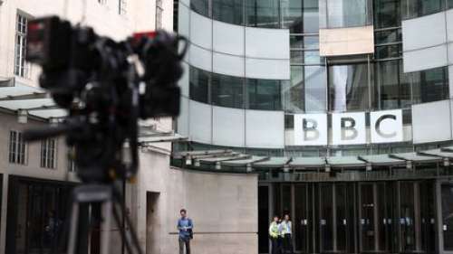 Réforme de l'audiovisuel public : à quoi ressemble le modèle britannique de la BBC, dont certains voudraient s'inspirer en France ?