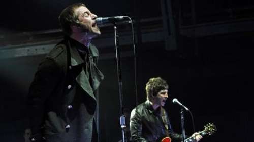 Le groupe de rock britannique Oasis se reforme pour une tournée à l'été 2025, quinze ans après le clash entre les frères Liam et Noel Gallagher