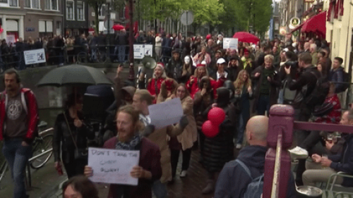 Eurozapping : à Amsterdam, des manifestants défilent contre le déplacement du Quartier Rouge en banlieue