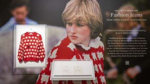 Le pull en laine rouge orné de moutons porté par Diana Spencer, en 1981, aux enchères chez Sotheby's