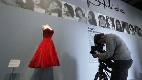 La face cachée du Centre national du costume et de la scène : la robe rouge de Dalida