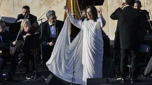 L'iconique chanteuse grecque Nana Mouskouri va dire adieu à la scène à l'aube de ses 90 ans