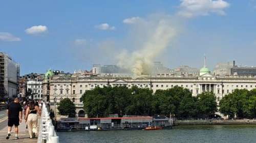 Un incendie se déclare sur le toit du centre d'art Somerset House à Londres, une centaine de pompiers mobilisés