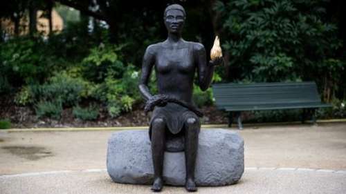 La sculpture symbole des JO, représentant une femme noire avec une flamme dorée, dévoilée à Paris