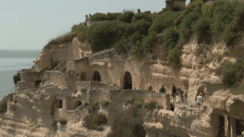 Patrimoine : les grottes de Régulus, des habitats troglodytes à flanc de falaise