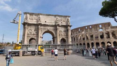 À Rome, l'Arc de Constantin frappé par la foudre