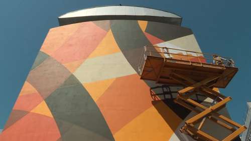 Au Mans, le street artiste Romain Froquet signe une nouvelle fresque géante abstraite et solaire