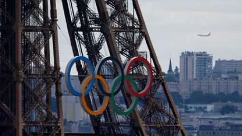 Paris 2024 : des anneaux olympiques posés provisoirement sur le pont d'Iéna