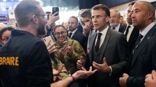 Emmanuel Macron ouvre la voie à une taxe sur les livres d'occasion