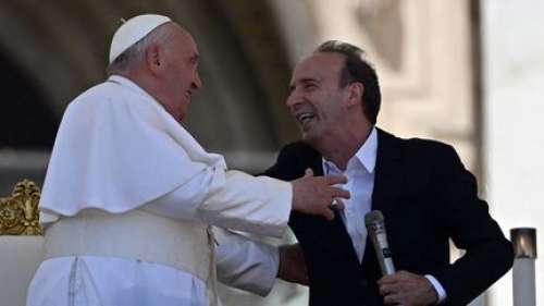 Au Vatican, l'acteur Roberto Benigni vole la vedette au pape François