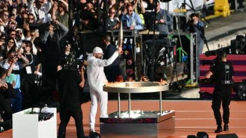 VIDEO. Le rappeur Jul, troisième relayeur de la torche, enflamme le chaudron olympique sur le Vieux-Port de Marseille