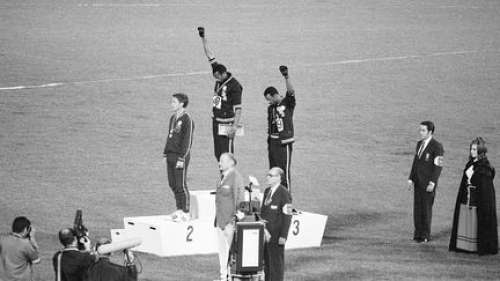 Les poings levés, gantés de noir, de Tommie Smith et John Carlos, lors des Jeux de Mexico en 1968