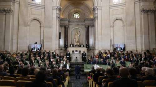 Emmanuel Macron reçoit le nouveau dictionnaire de l'Académie française sous la coupole de l'Institut