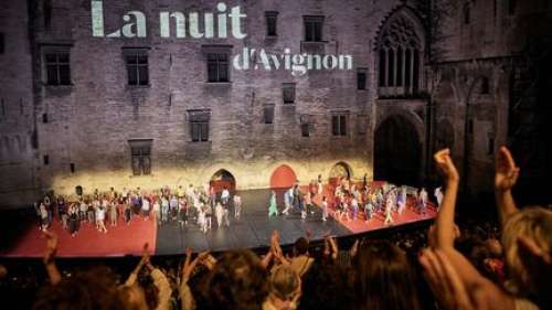 REPORTAGE. Le Festival d'Avignon n'a pas dormi de la nuit : JoeyStarr, Andréa Bescond ou la Comédie-Française ont investi le Palais des papes pour lutter contre l'extrême droite