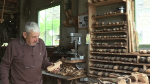 Patrimoine : rencontre avec l’un des derniers sabotiers de France