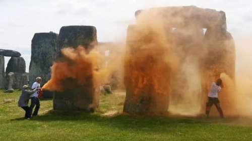 Des militants écologistes arrêtés pour avoir aspergé de maïzena le site préhistorique de Stonehenge au Royaume-Uni