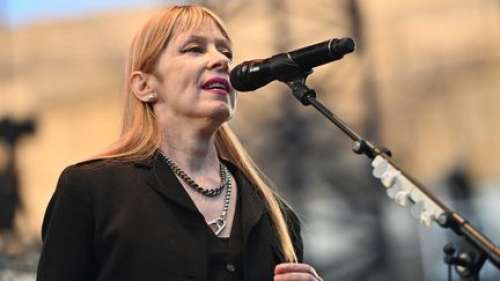 La chanteuse américaine Suzanne Vega prie pour que 