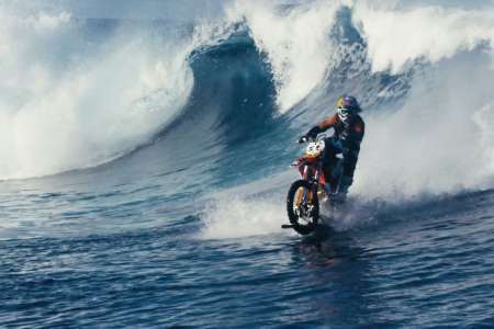 Robbie Maddison surfe sur l’eau en Moto